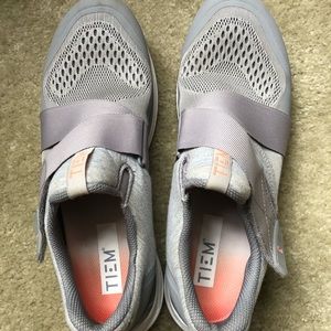 Size 9.5 Tiem cycling shoes.Comes with SPD clips.